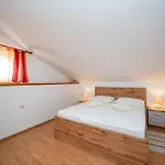 Apartamento With Parking Space Lopar, Rab - 23736
